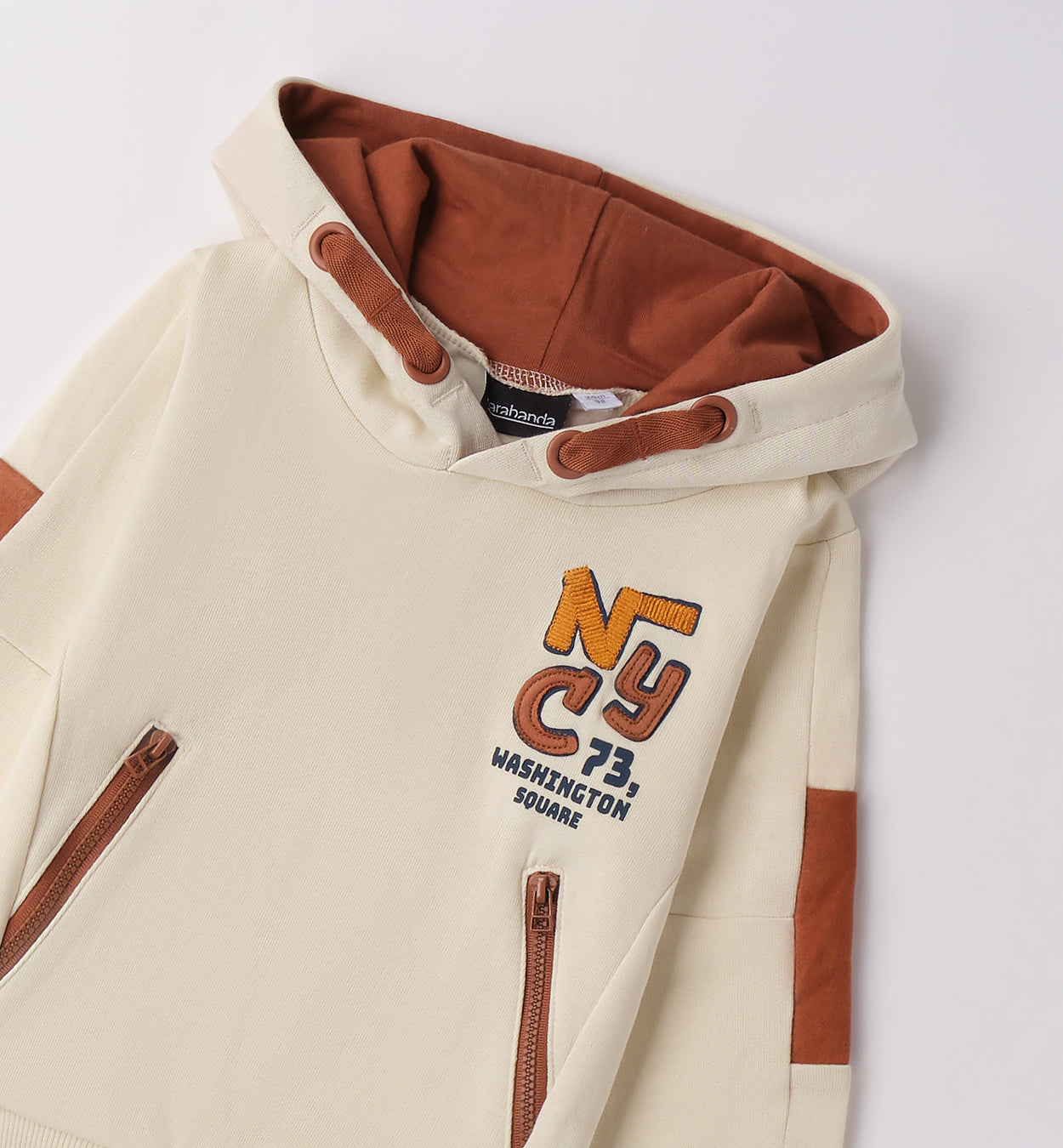 Felpa con cappuccio bambino beige e marrone dettaglio ricamo NYC e zip