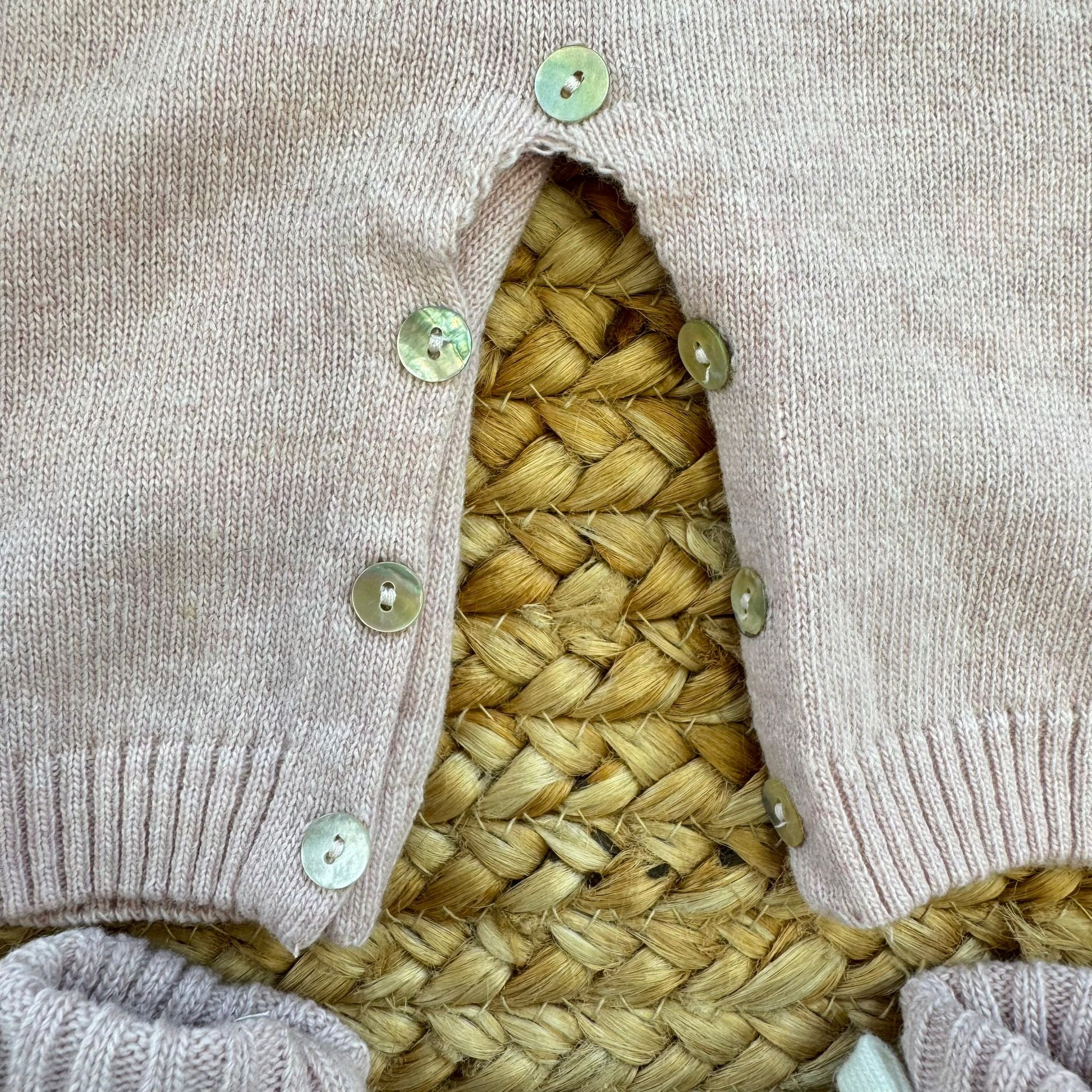 Fiocchetto applicato su tutina neonata rosa