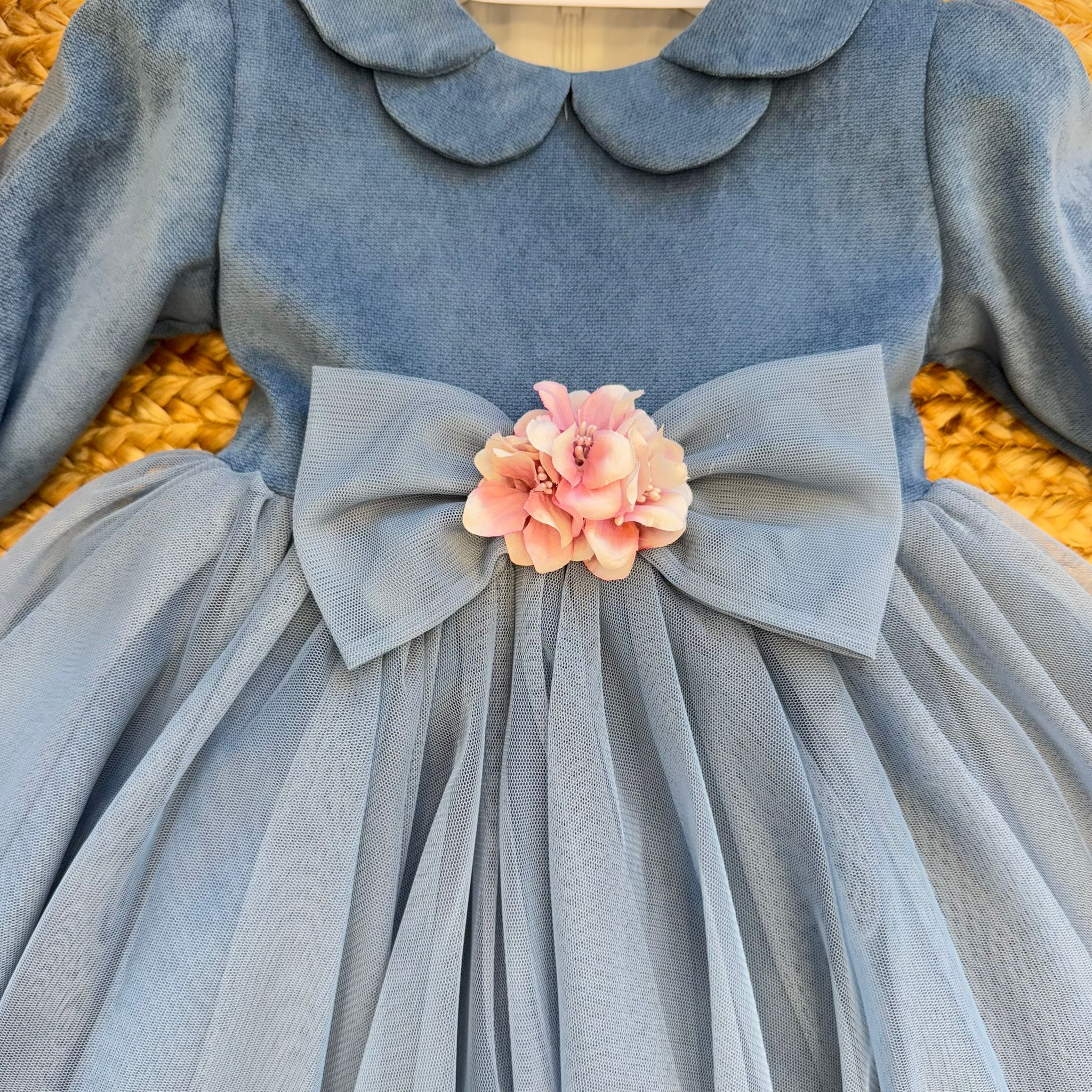 Fiocco azzurro polvere con applicazione floreale rosa