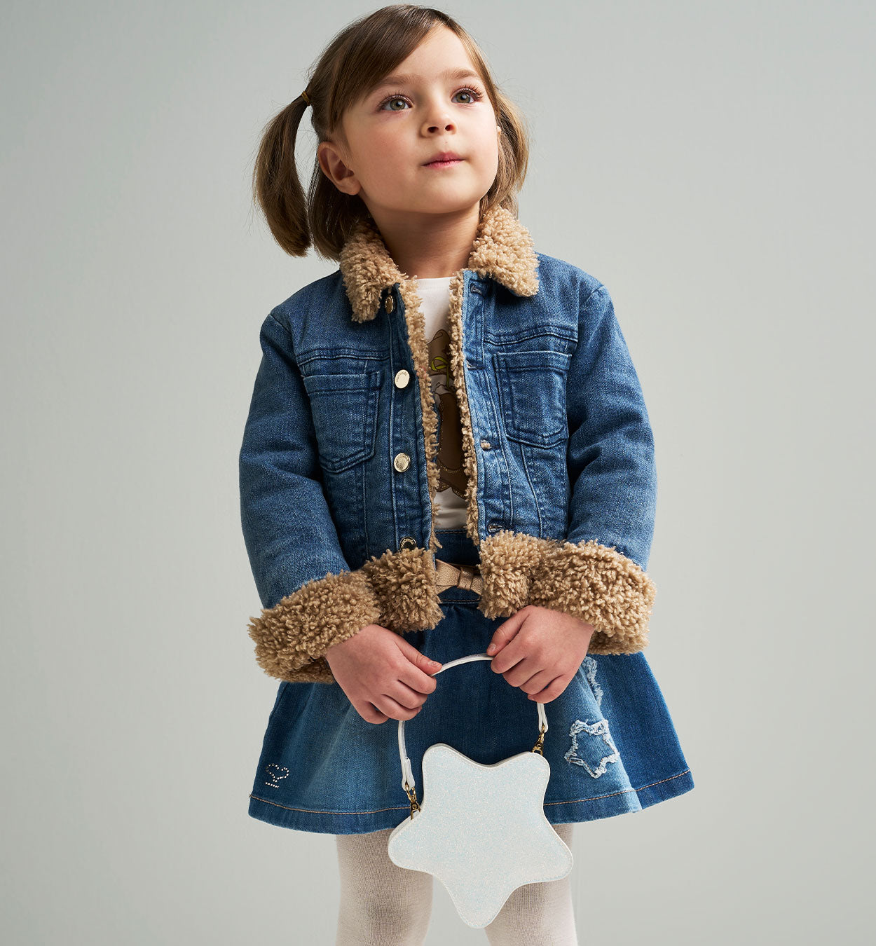 Giacca in jeans con pelliccia ecologica indossata da bambina