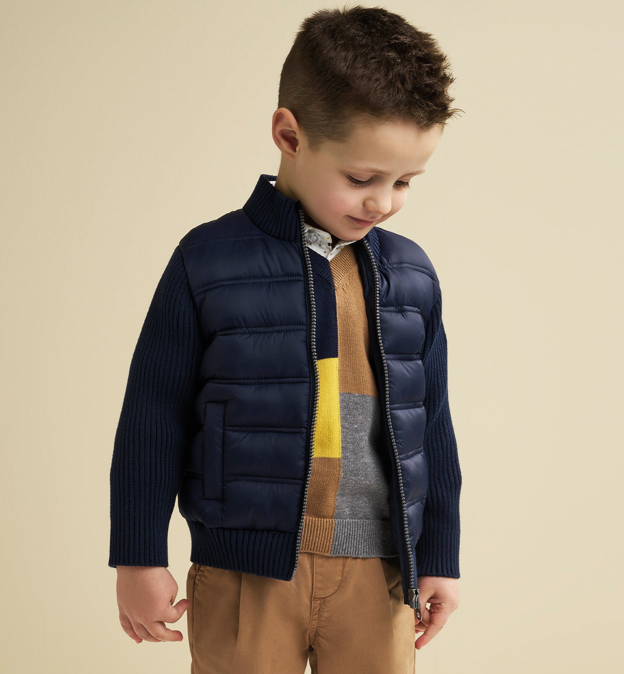 Giubbotto imbottito tessuto termico blu bambino indossato