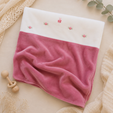 Copertina neonata in ciniglia rosa antico e latte con ricami floreali