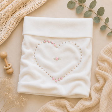 Copertina neonata in ciniglia con cuore e rose ricamate