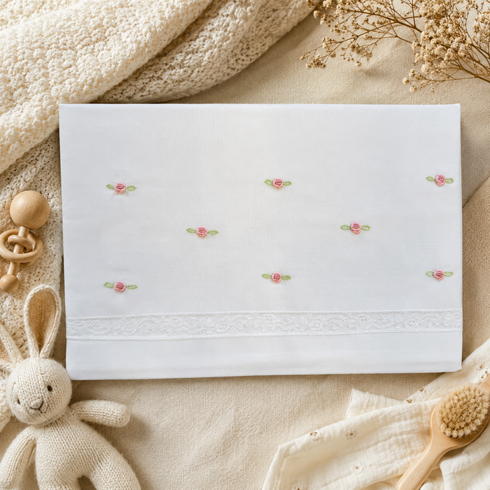 Lenzuola neonata in batista con ricamo floreale rosa