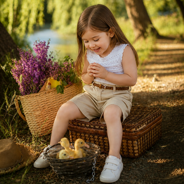 Completo bimba con top in maglia traforata e bermuda con cintura
