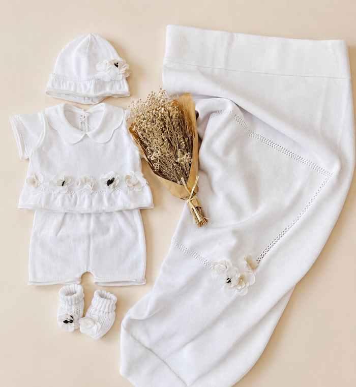 COORDINATO NASCITA IN MAGLIA CON APPLICAZIONI FLOREALI – BIANCO ECRÙ
