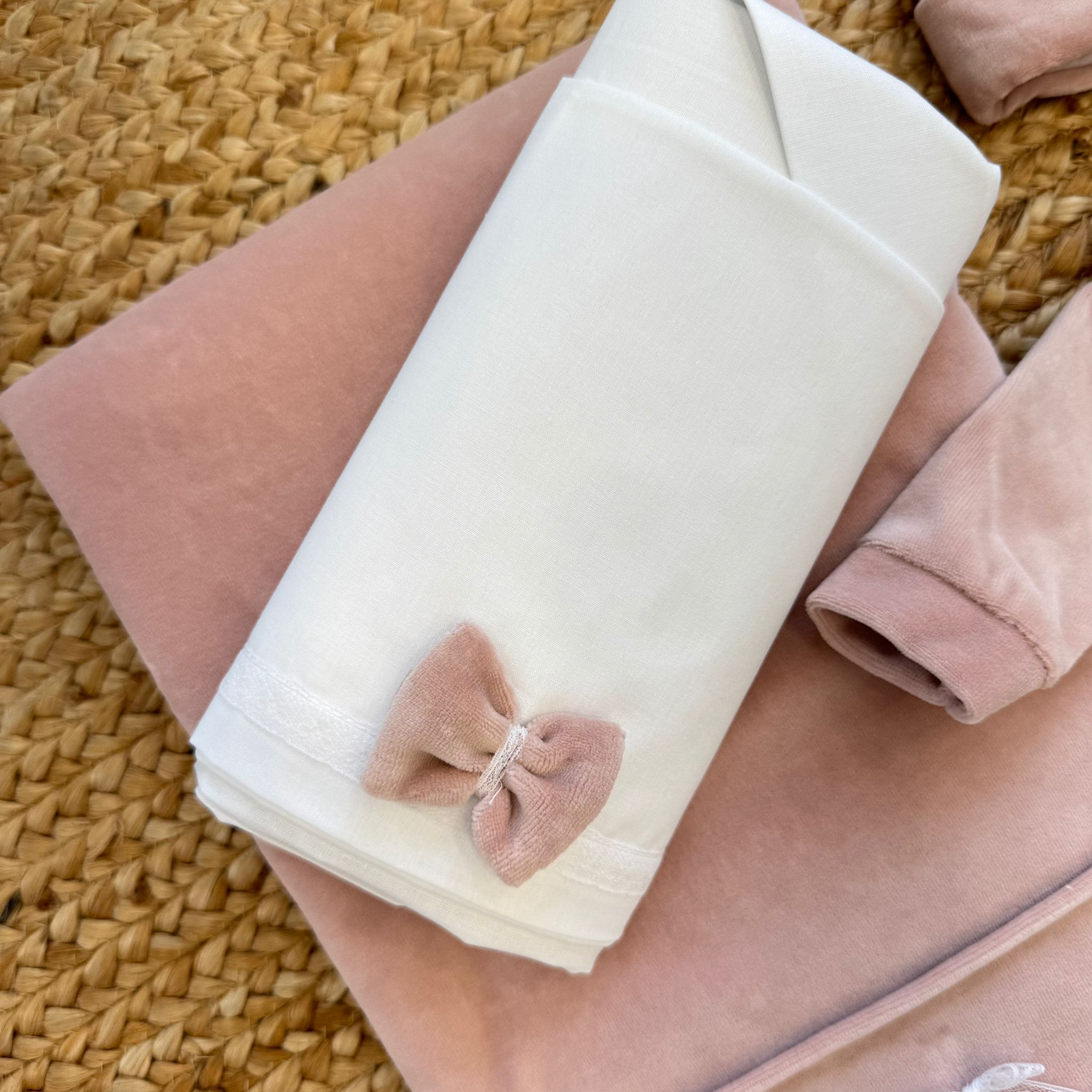 Lenzuola bianche con fiocco rosa in ciniglia per neonata
