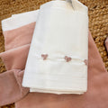 Lenzuola coordinate con fiocchi ricamati rosa
