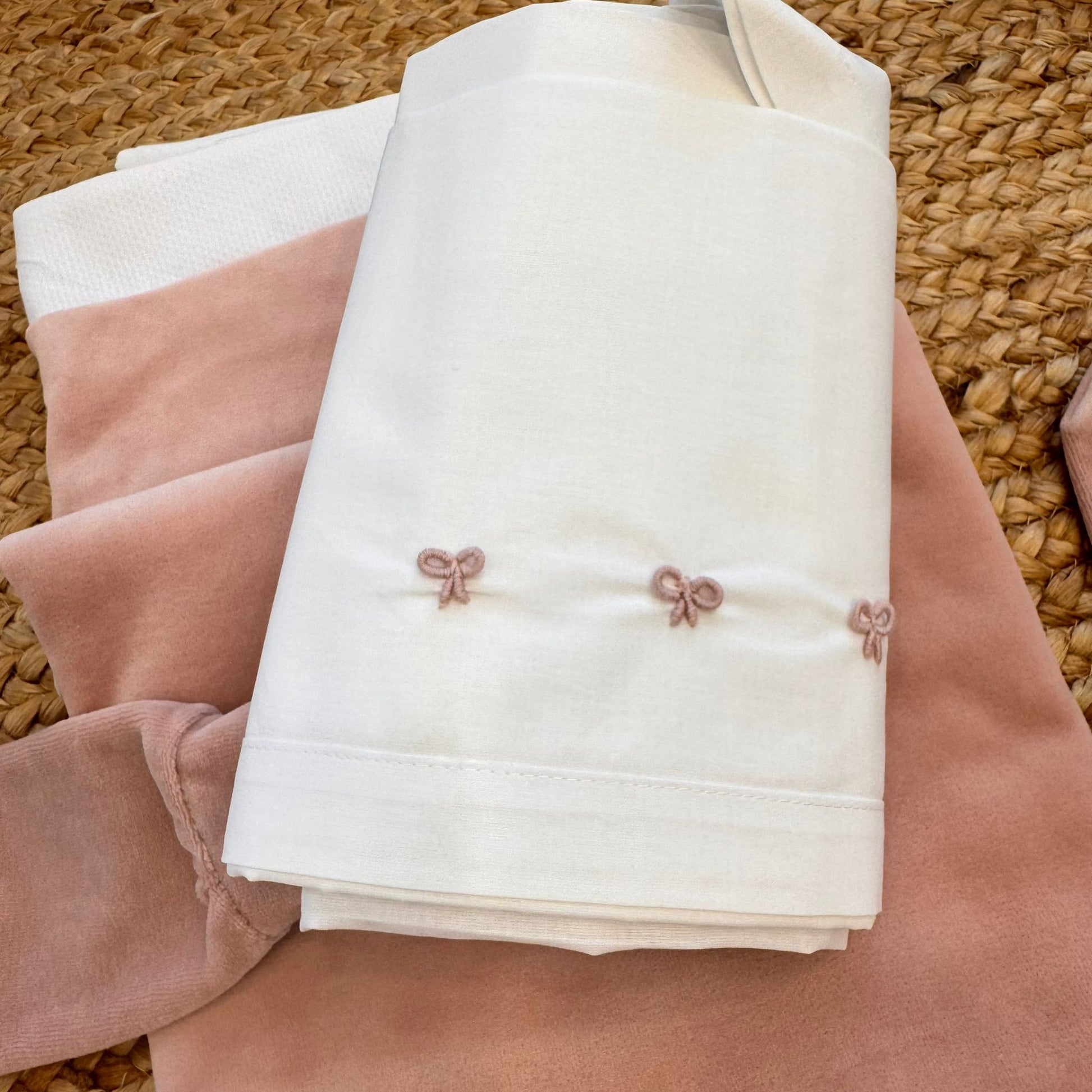 Lenzuola coordinate con fiocchi ricamati rosa