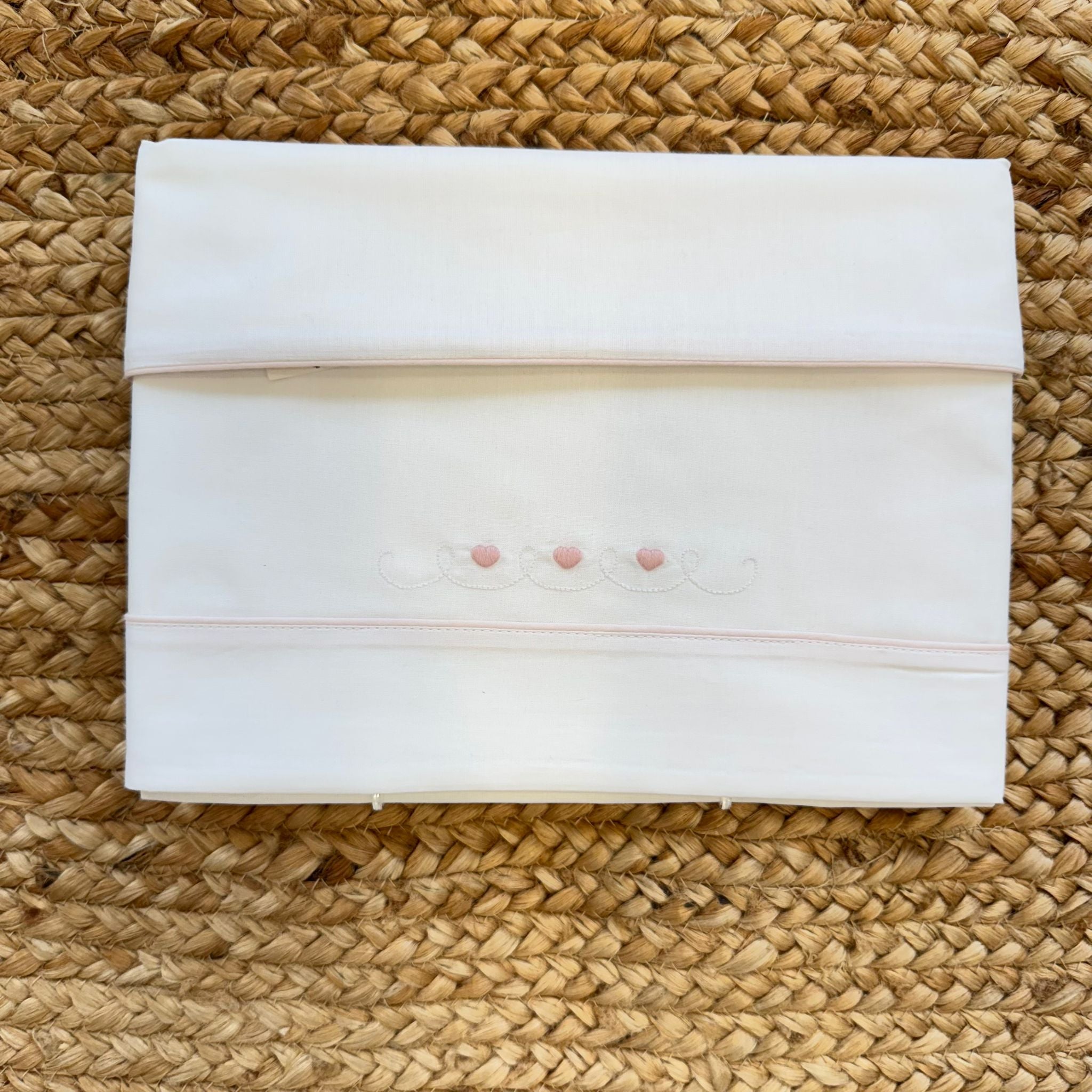 Lenzuolo culla neonata in cotone con cuori rosa ricamati
