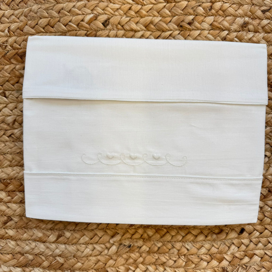 Lenzuolo culla neonato in cotone con cuori ricamati tono su tono