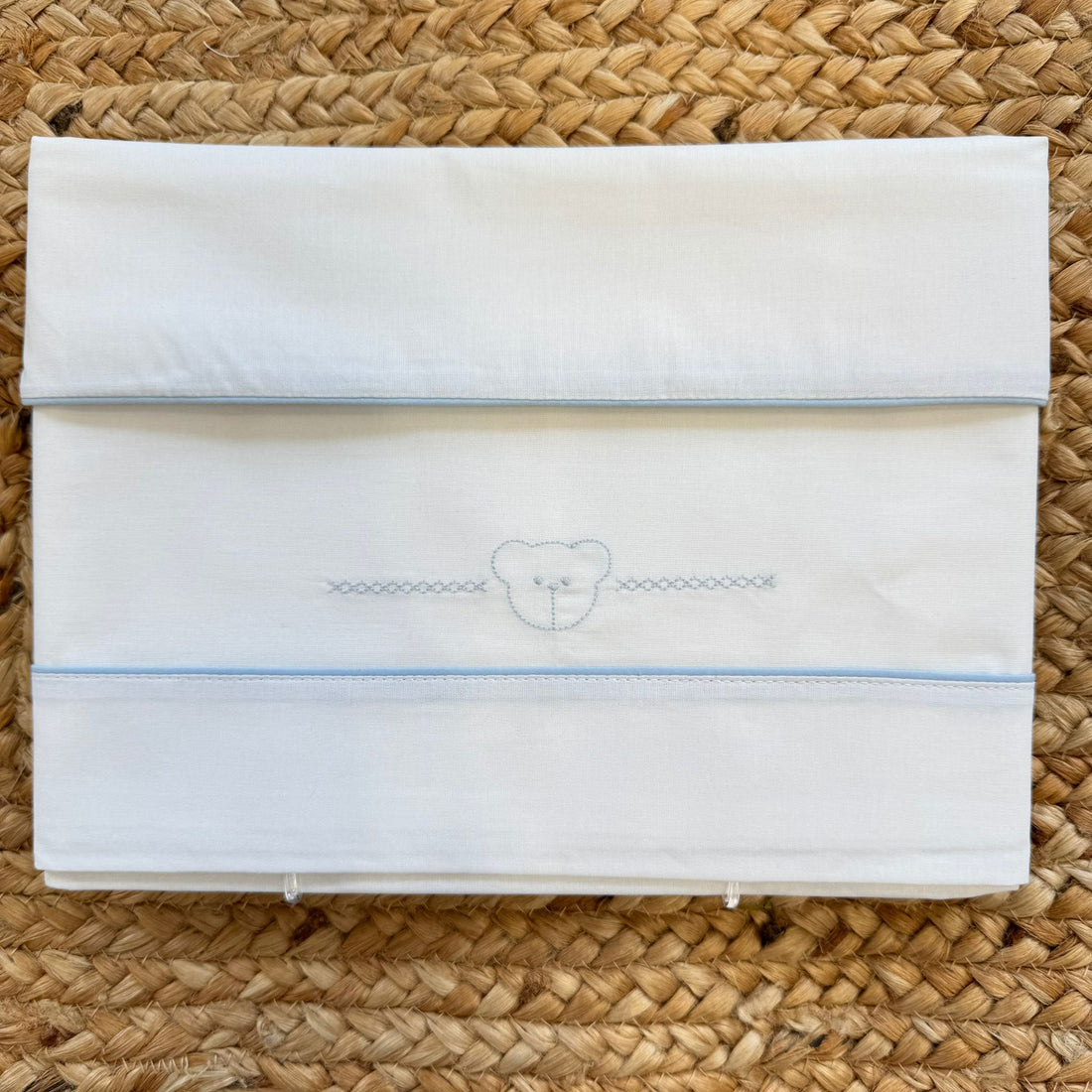Lenzuolo neonato in cotone bianco con ricamo orsetto azzurro