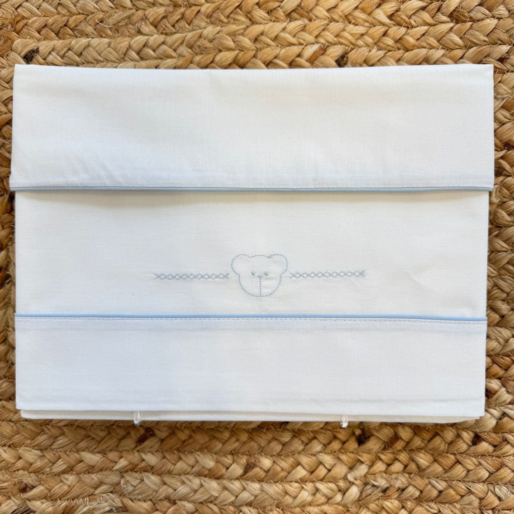 Lenzuolo neonato in cotone bianco con ricamo orsetto azzurro