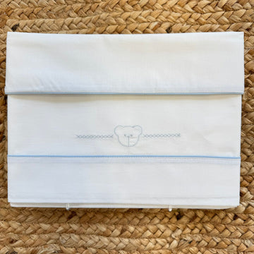 Lenzuolo neonato in cotone bianco con ricamo orsetto azzurro