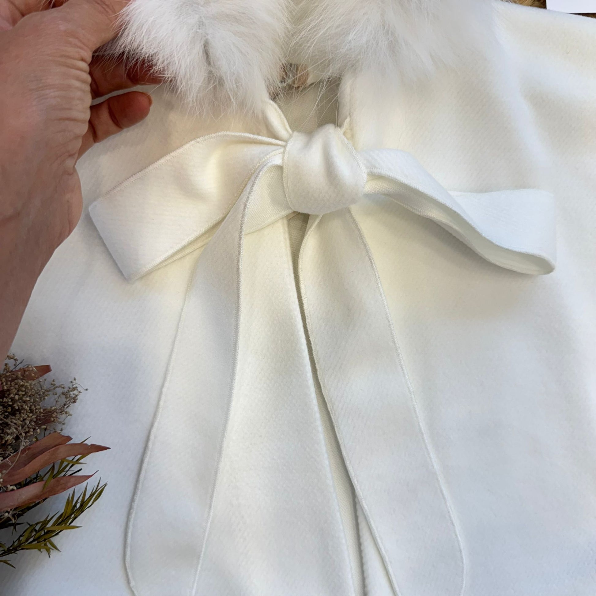 Mantellina battesimo neonata elegante con fiocco in raso – chiusura