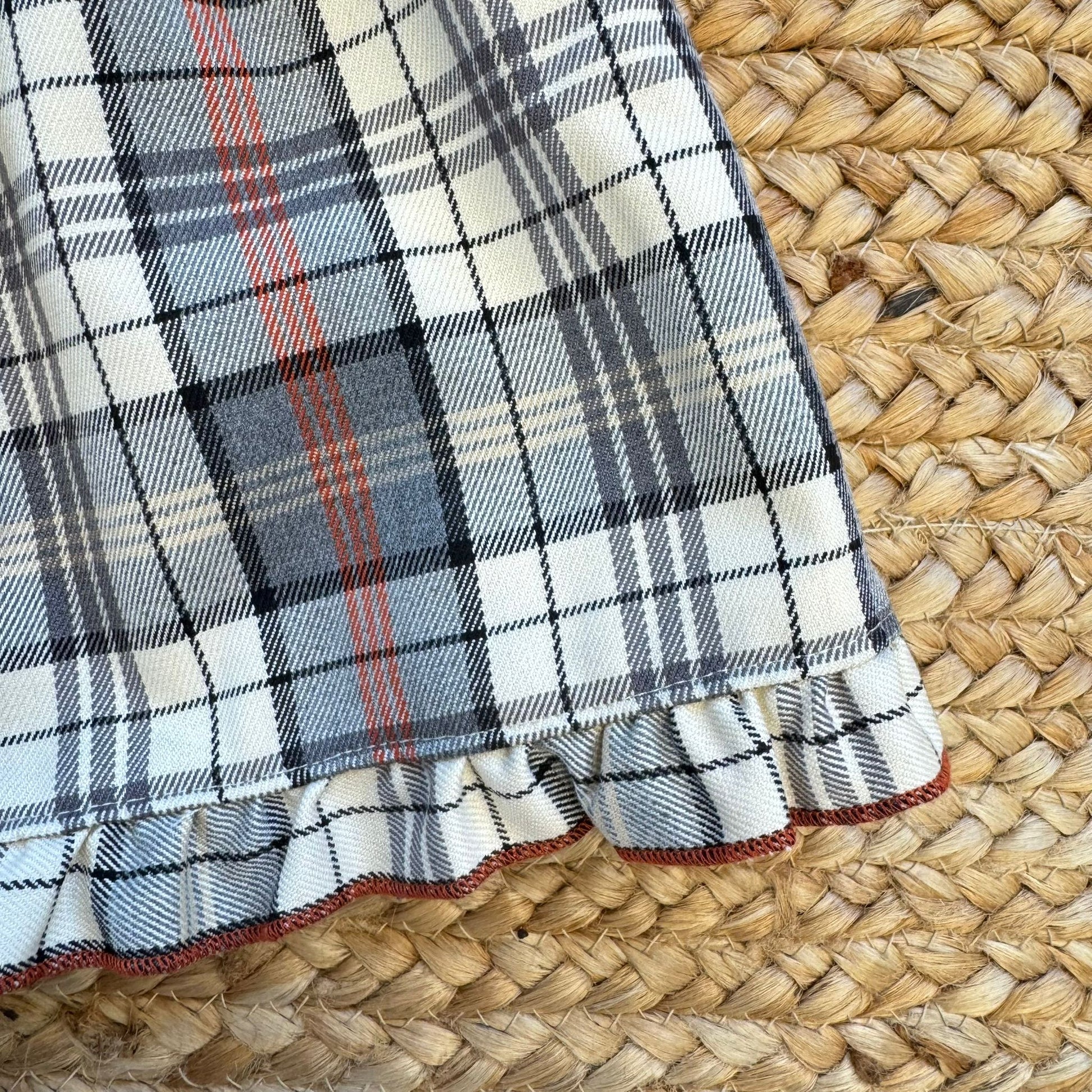 Orlo con balza scozzese del vestito neonata