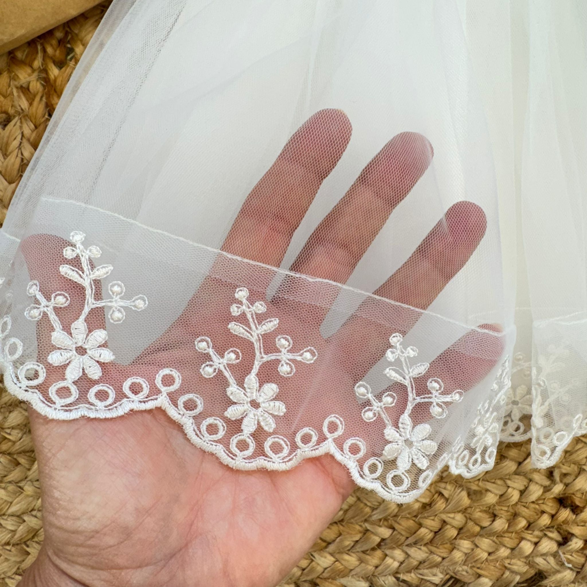 Orlo gonna tulle abito battesimo bimba con ricamo floreale