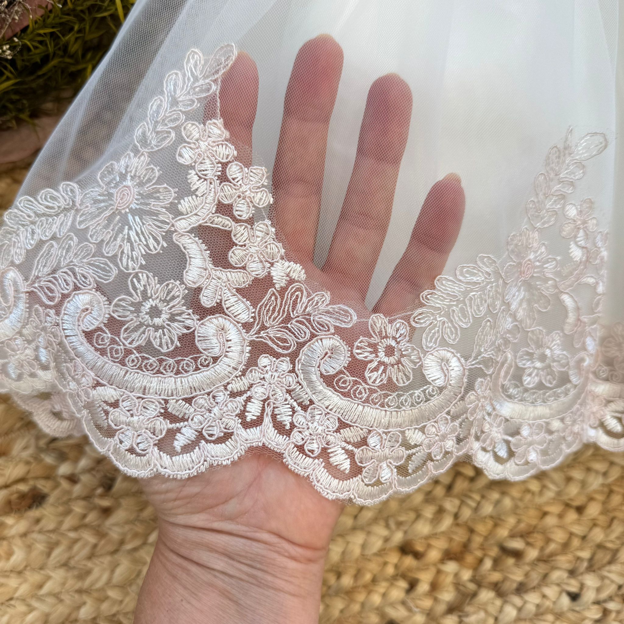 Orlo ricamato in pizzo elegante abito battesimo bimba