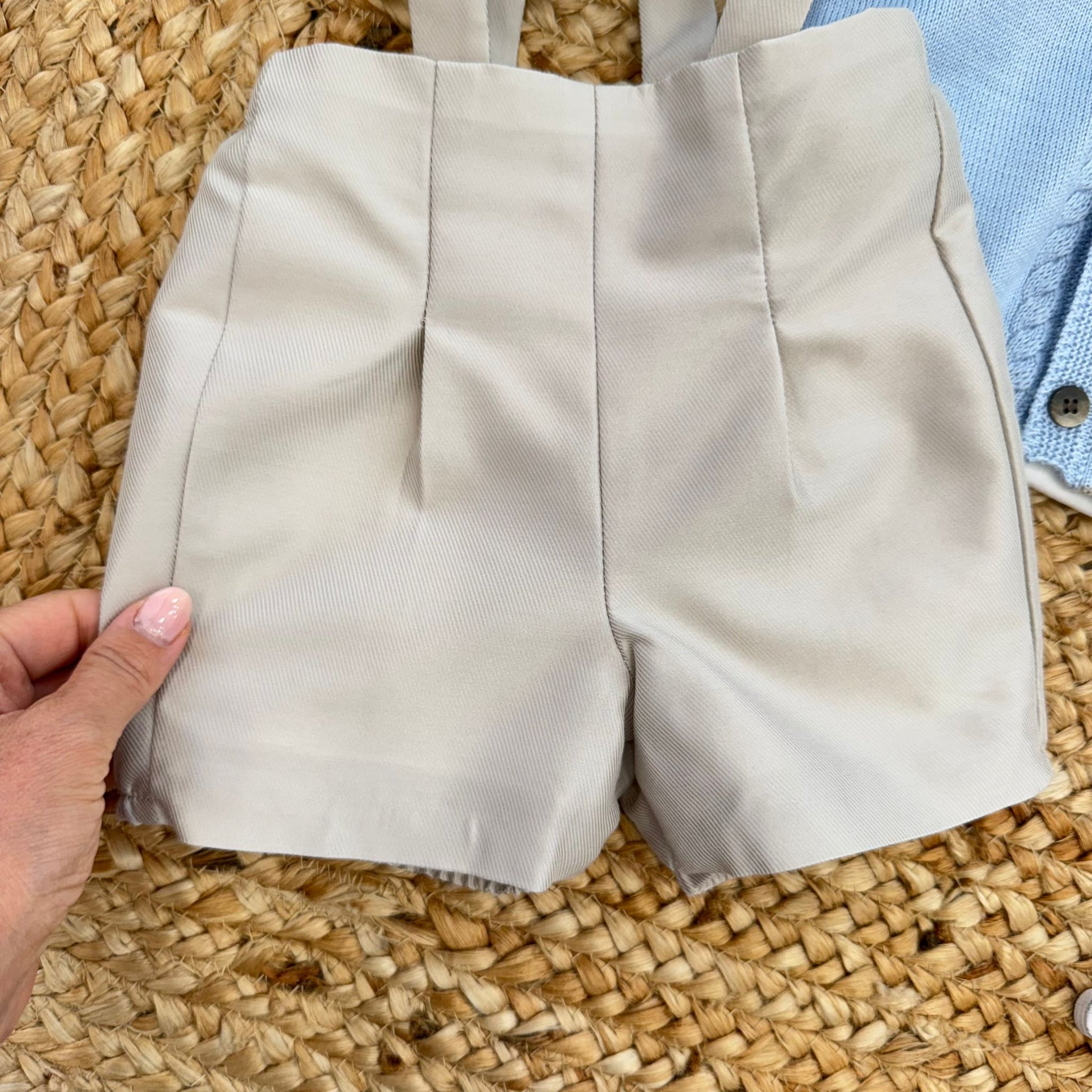 Pantaloncini beige con bretelle completo battesimo bambino