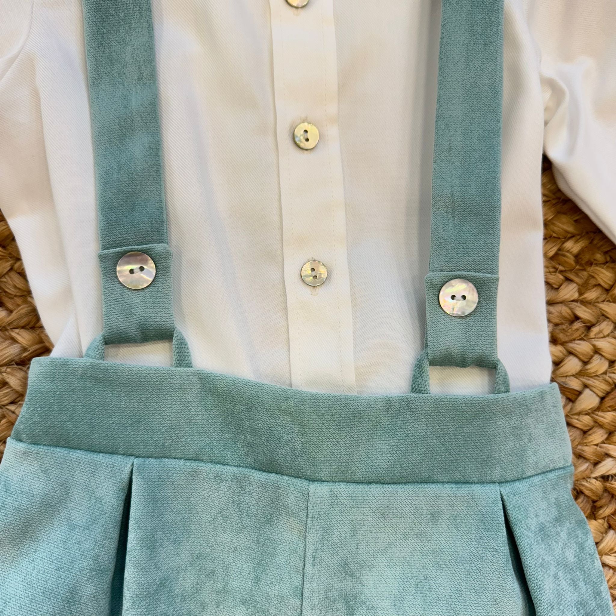 Pantaloncini velluto verde salvia con pieghe frontali
