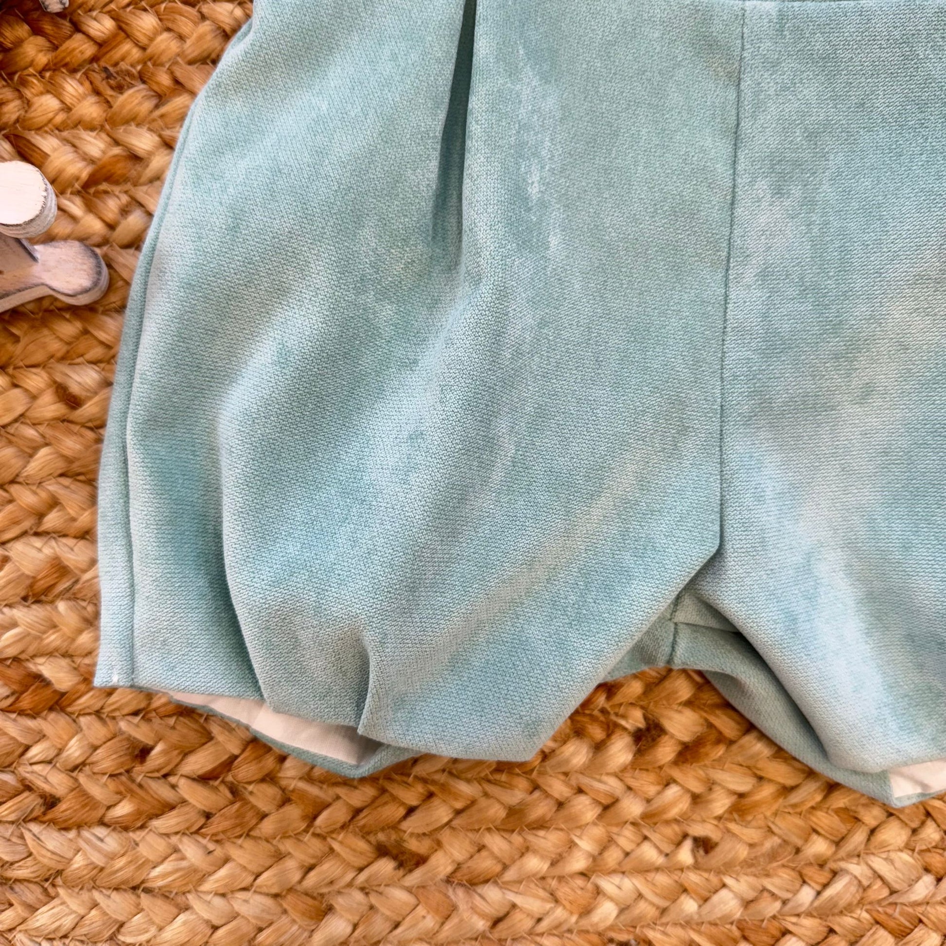 Papillon verde salvia su camicia panna da cerimonia