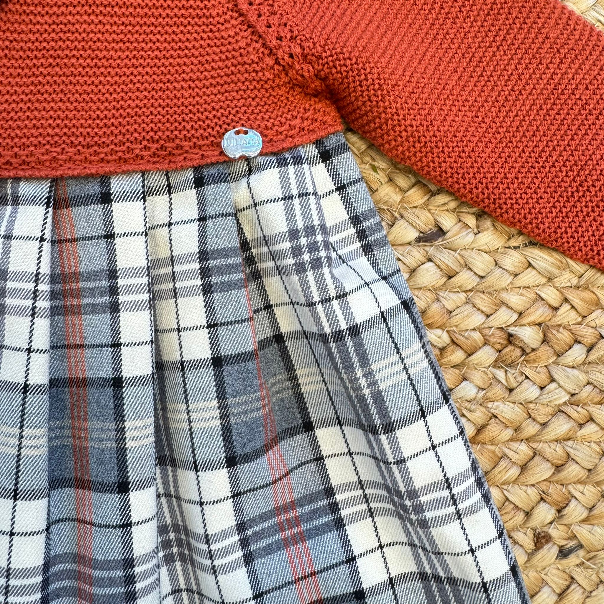 Particolare corpetto in maglia ruggine del vestito neonata