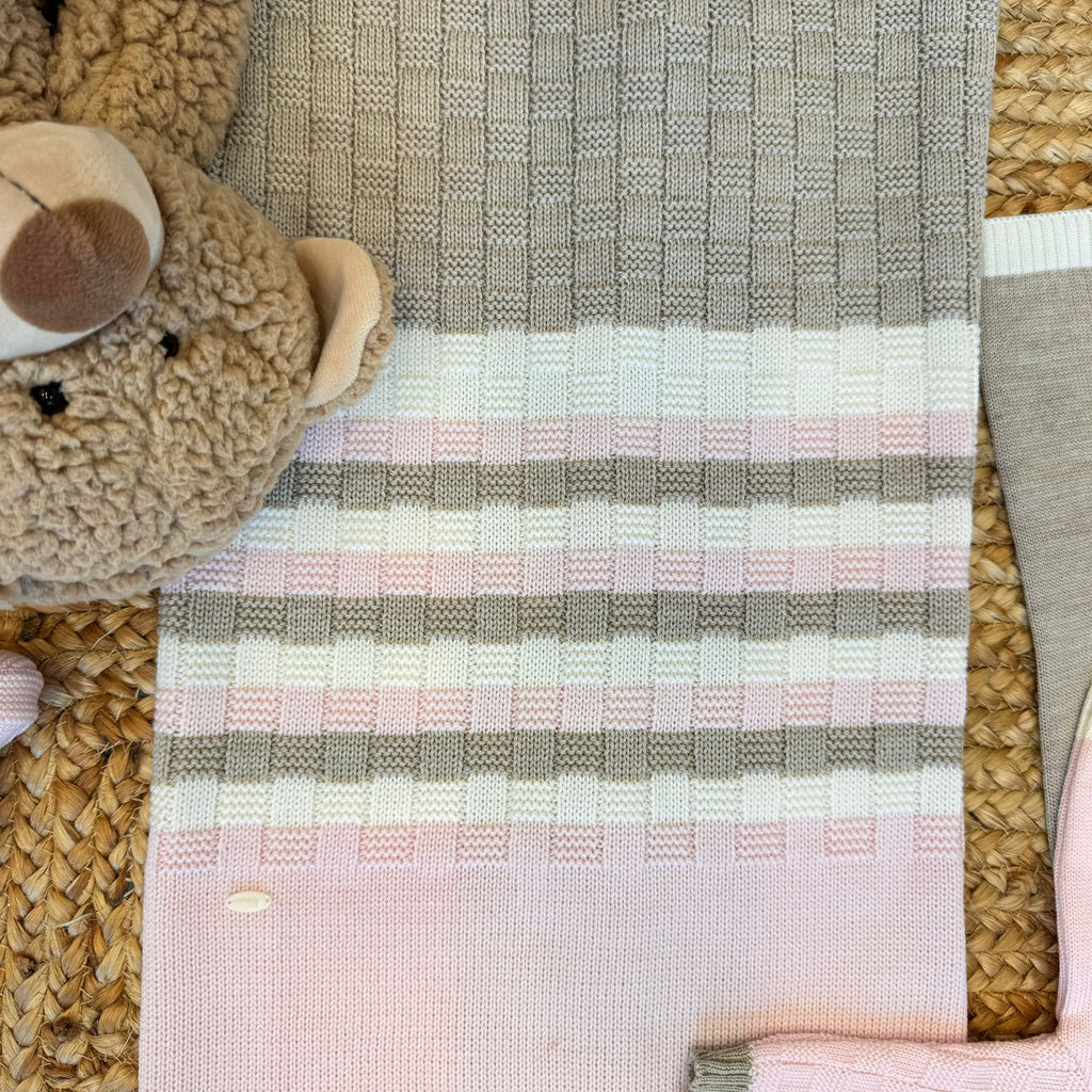  Particolare della copertina in maglia con righe alternate e lavorazione a rilievo