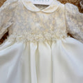 Particolare ricamo floreale abito battesimo neonata avorio