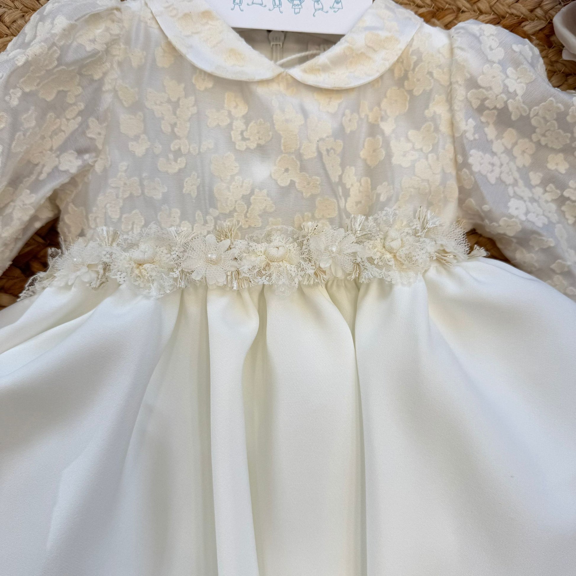 Particolare ricamo floreale abito battesimo neonata avorio