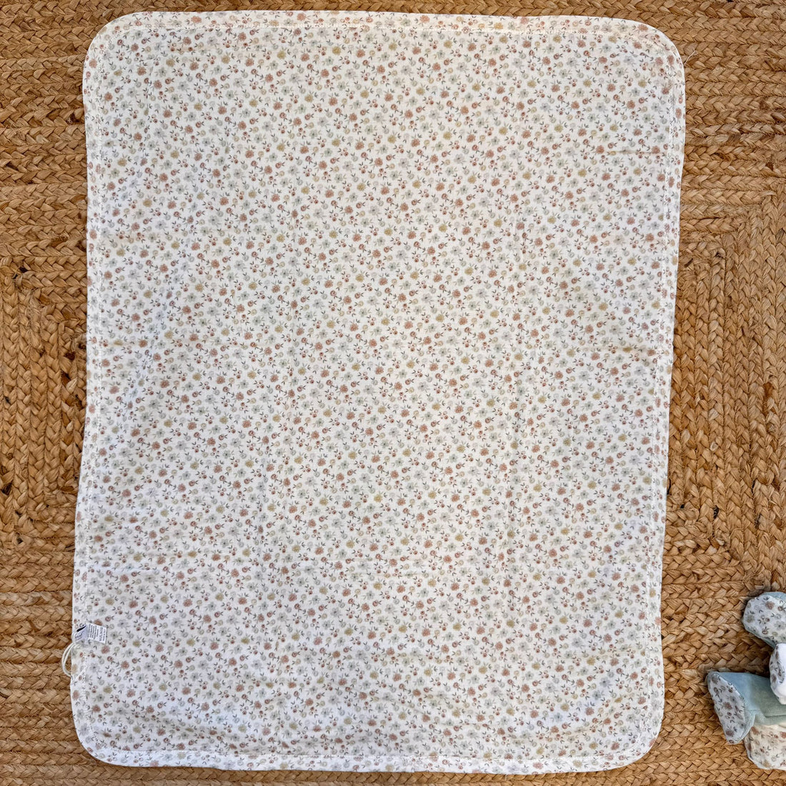 Coperta rosa in ciniglia con ricami floreali per neonata