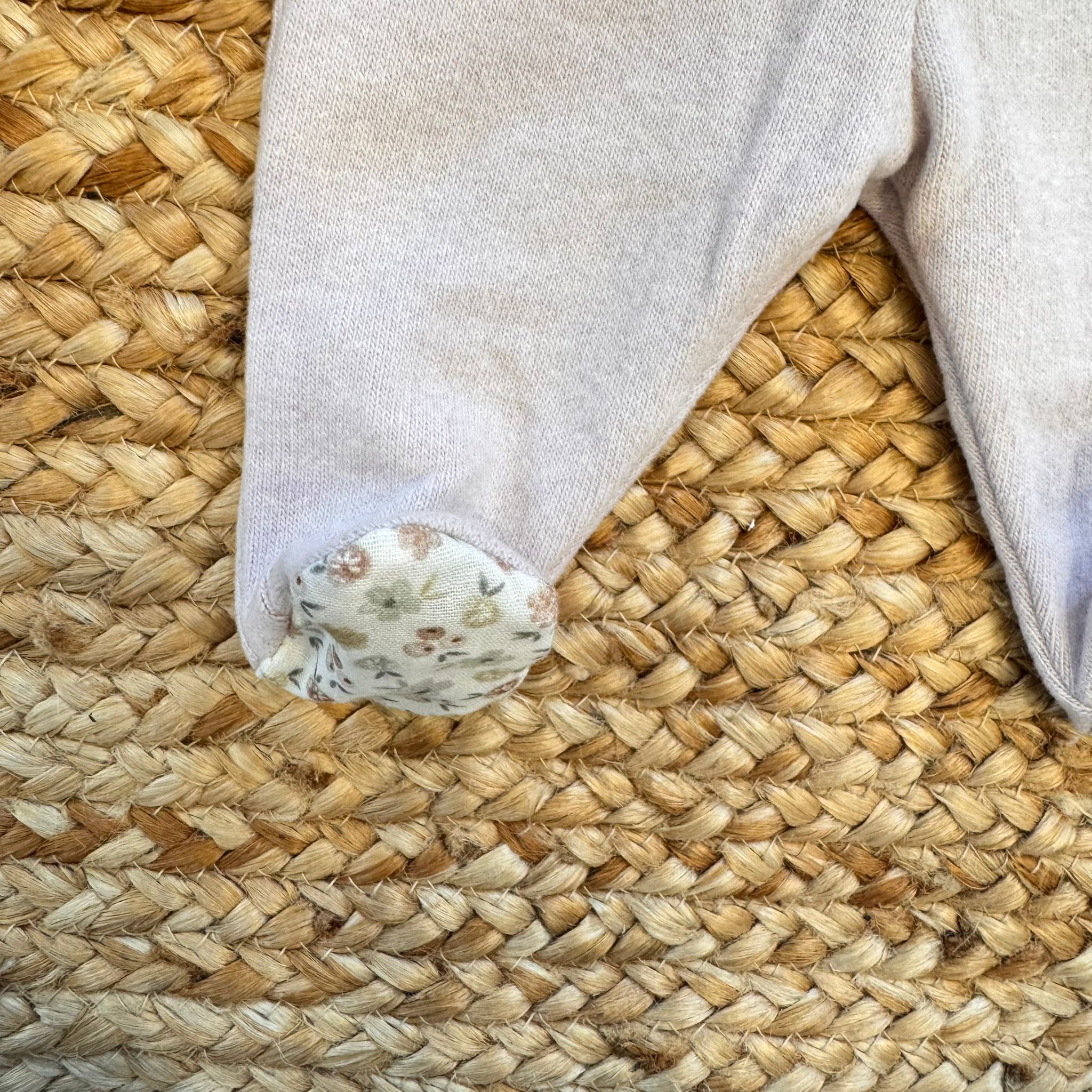 Piedini del pantalone con inserto floreale.