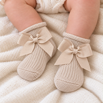Calzini neonata beige in maglia con fiocco