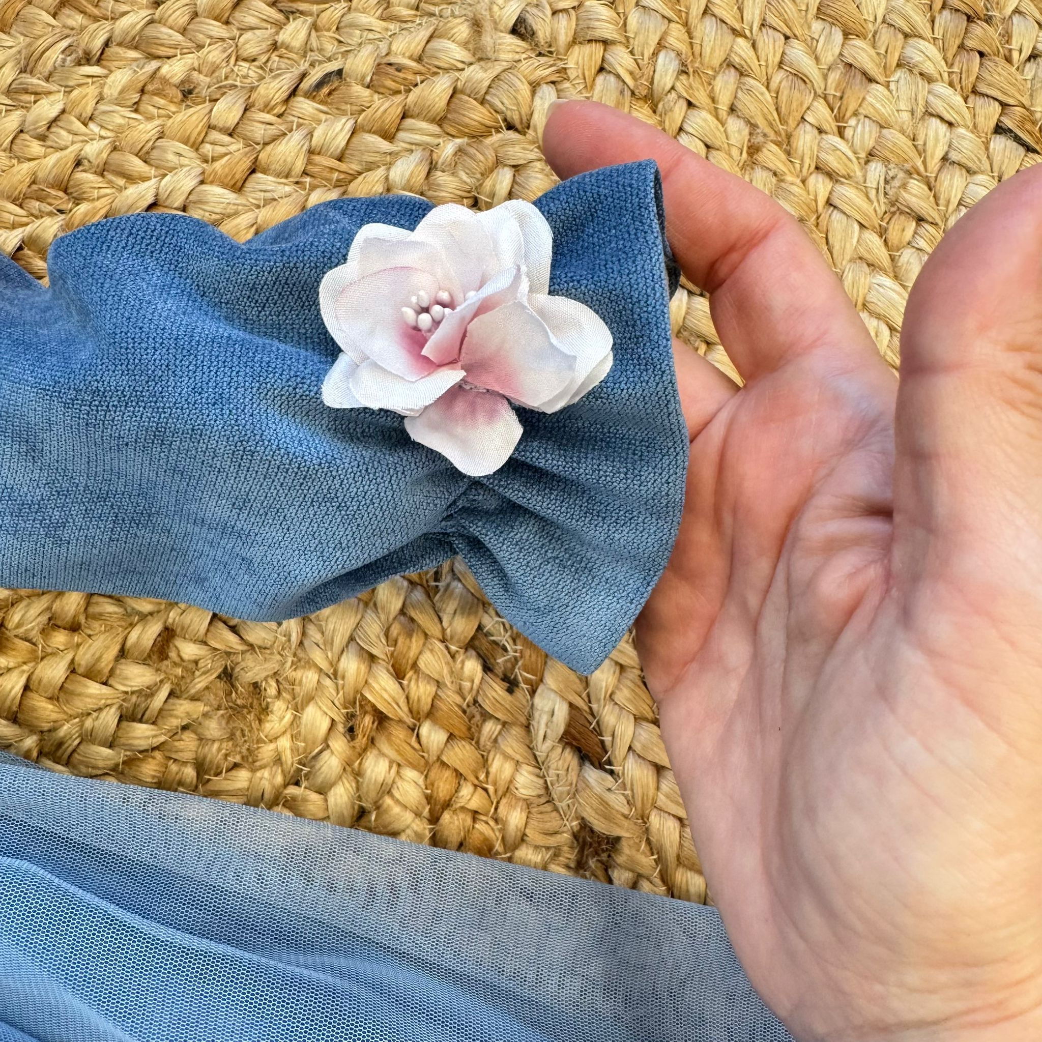 Polsino con fiore applicato abito bambina