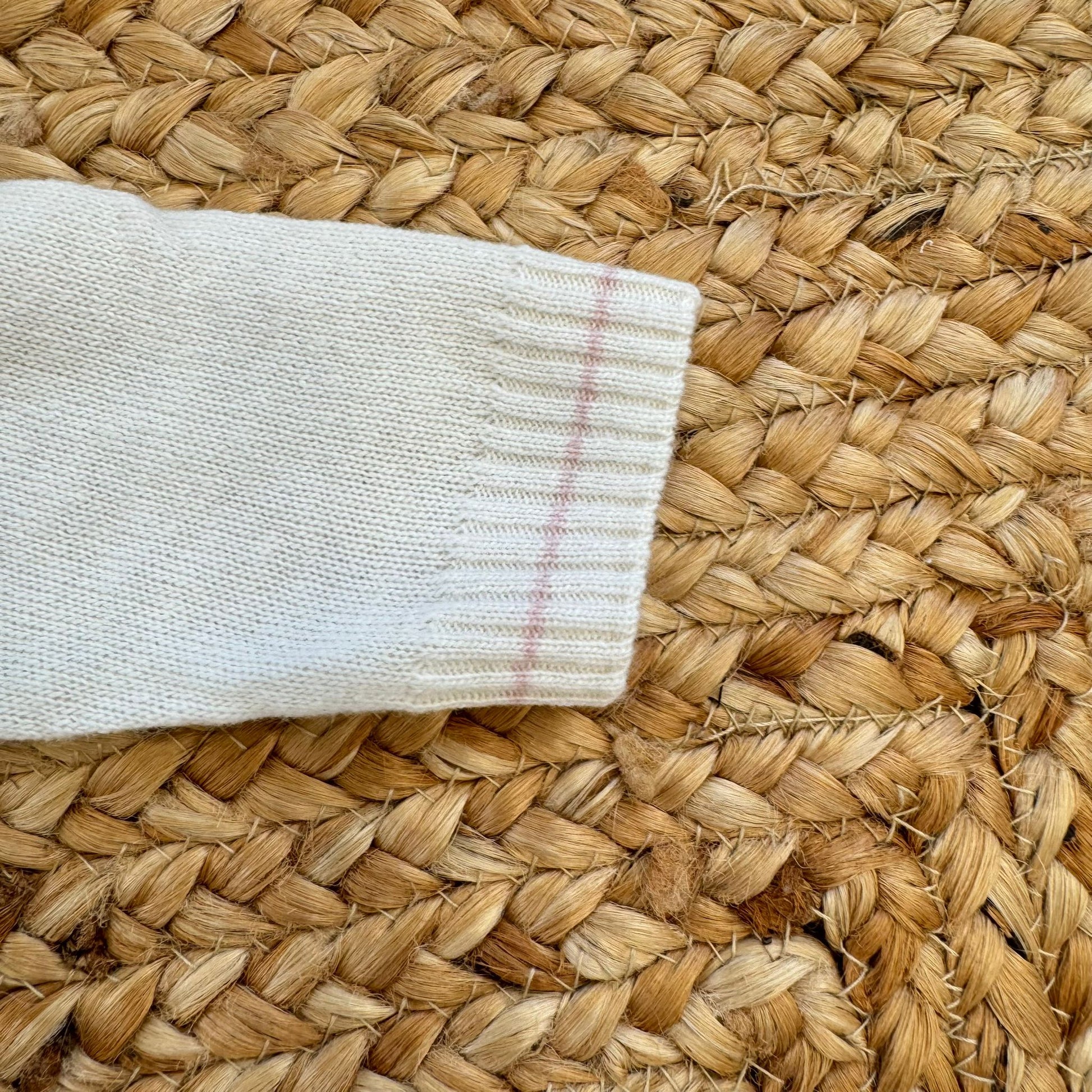 Polsino con rifinitura sartoriale su tutina neonata in lana e cashmere