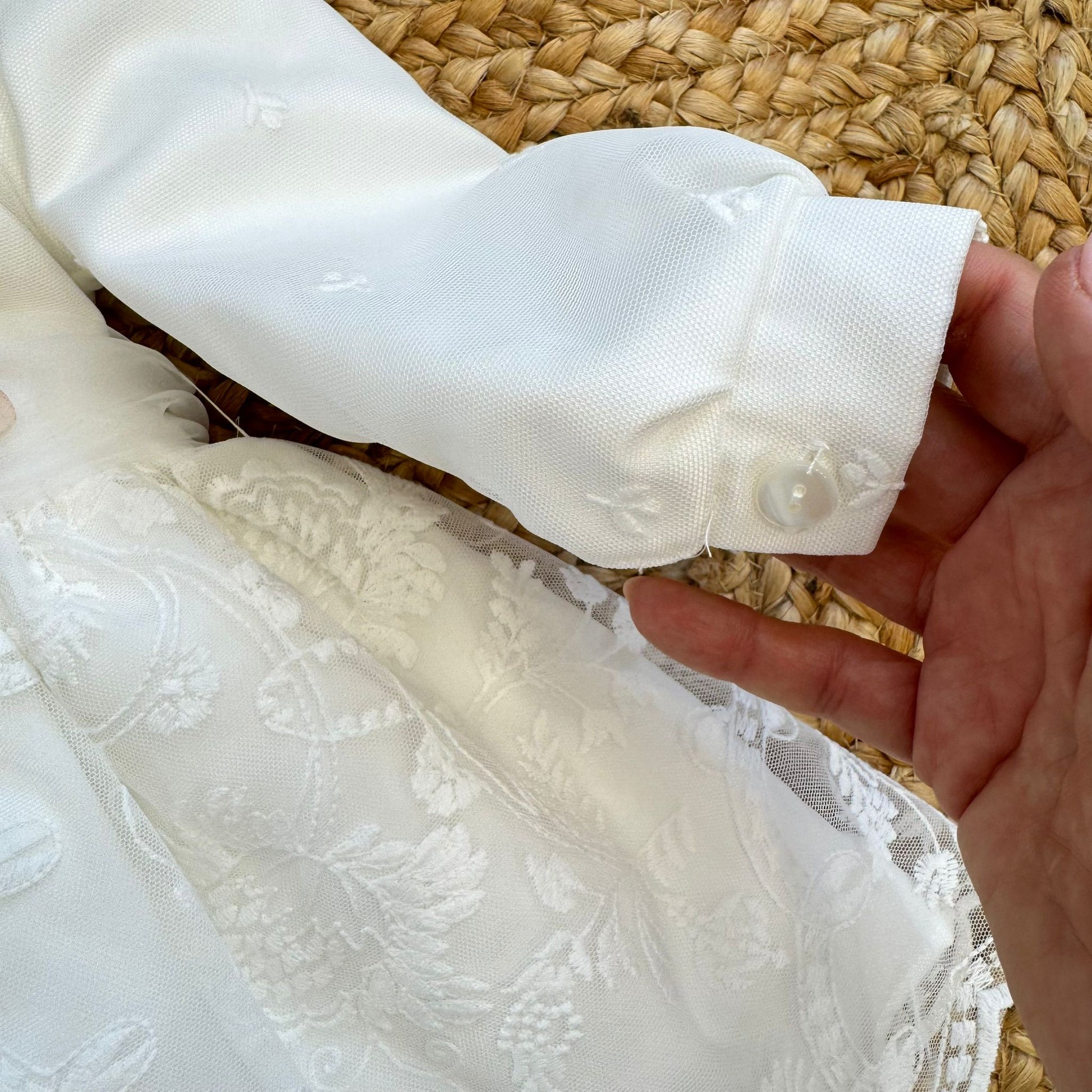 Polsino ricamato abito battesimo bimba con bottone