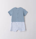 Vista posteriore della tutina corta neonato in cotone azzurro e bianco, con chiusura a bottoni per un cambio pratico. Perfetta per l’uscita clinica e l’estate.