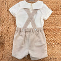 Retro completo battesimo bimbo beige con bretelle incrociate e vita elasticizzata