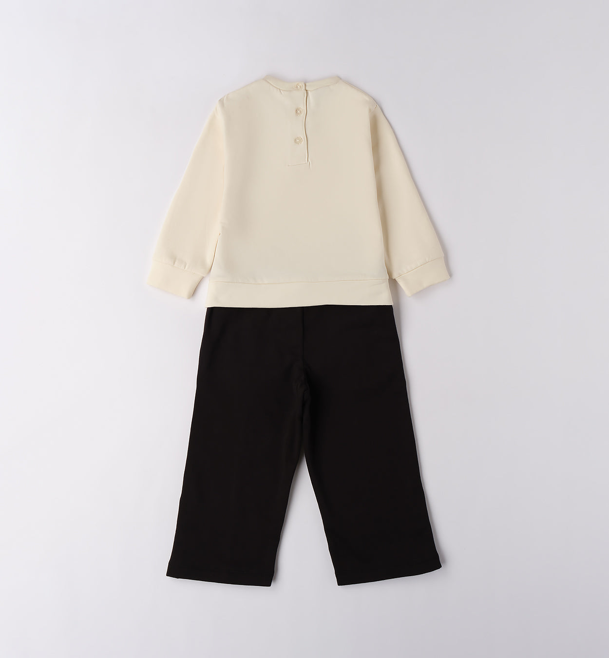 Retro completo elegante bambina con maglia e pantalone nero