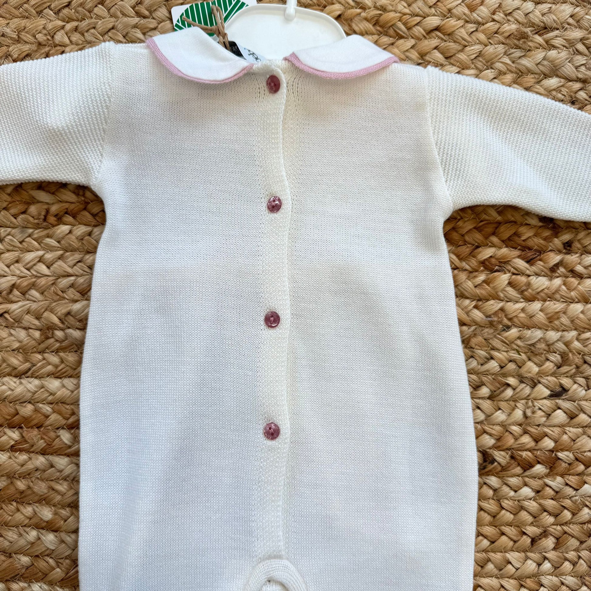 Retro della tutina neonata con bottoncini rosa