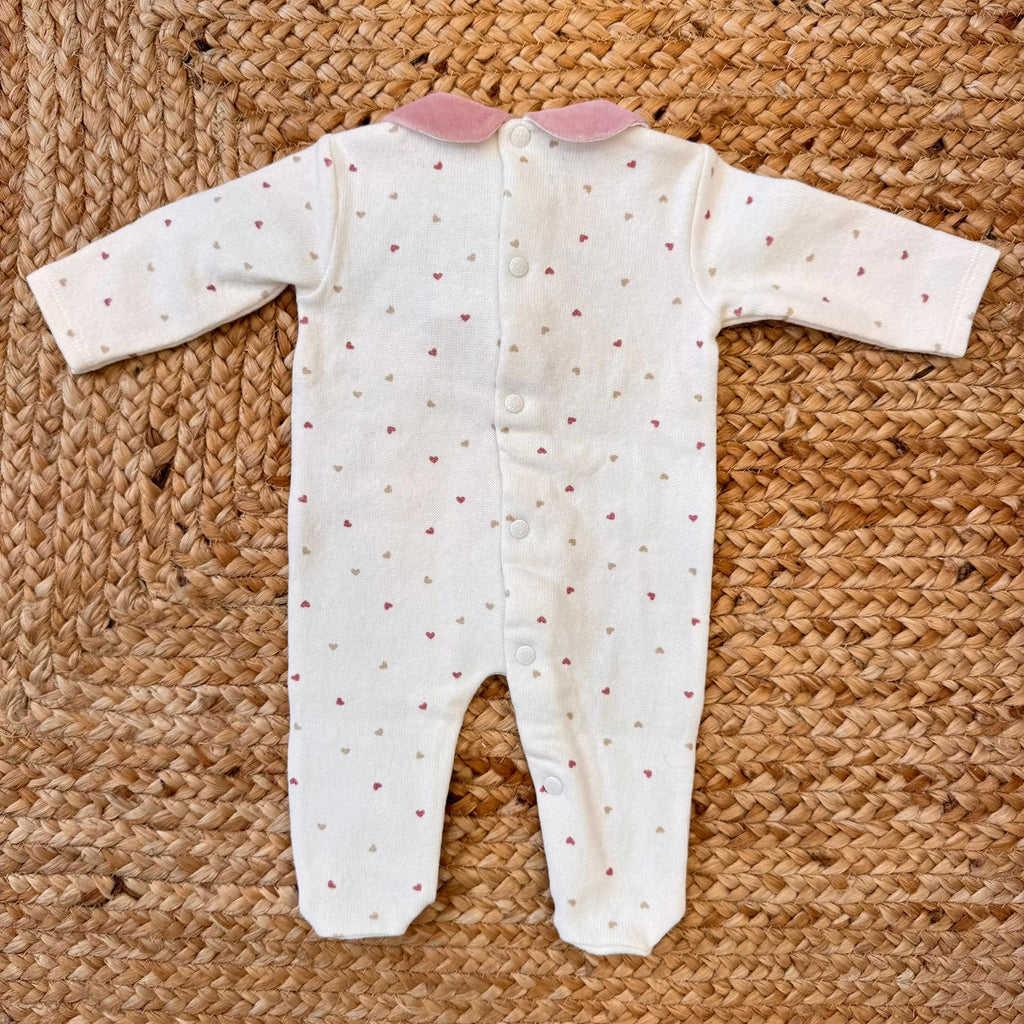 Retro della tutina neonata in caldo cotone con bottoncini.