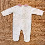 Retro della tutina neonata in caldo cotone con bottoncini.