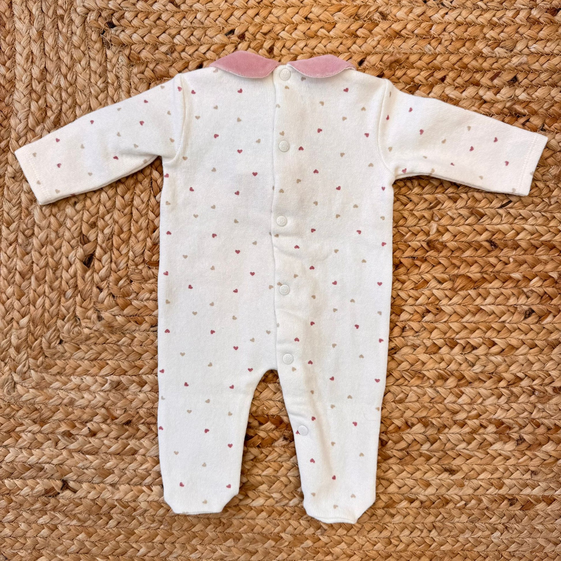 Retro della tutina neonata in caldo cotone con bottoncini.