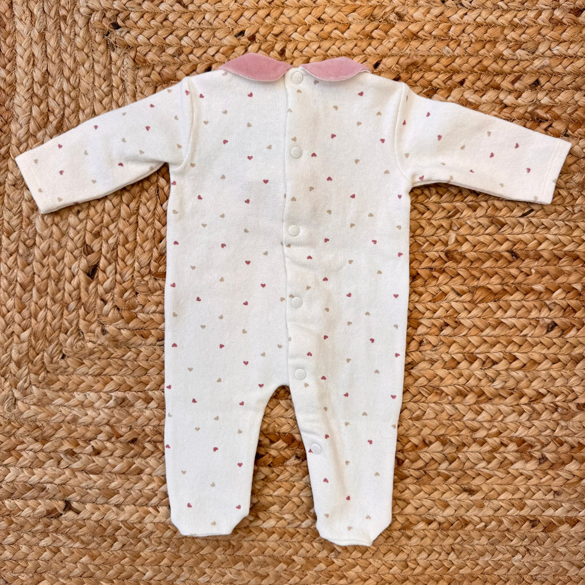 Retro della tutina neonata in caldo cotone con bottoncini.