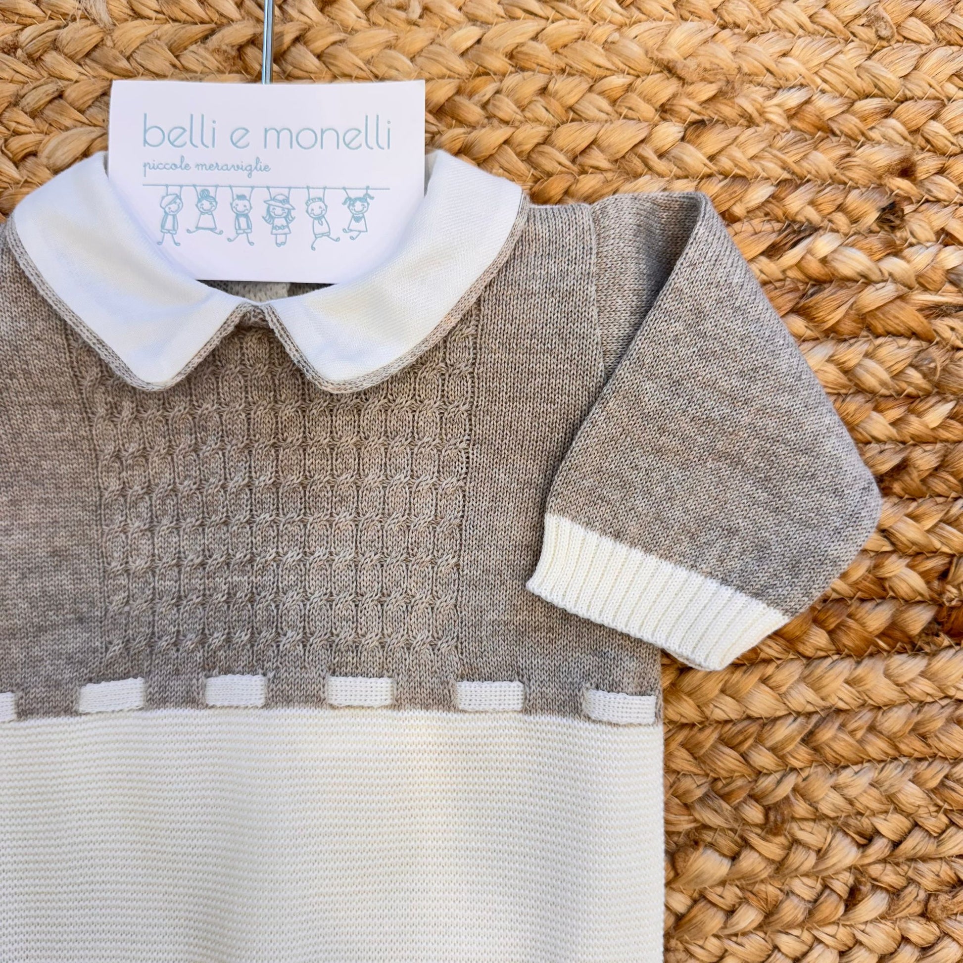 Retro della tutina neonato misto lana con bottoncini