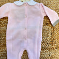 Retro della tutina rosa neonata in misto lana con bottoncini.