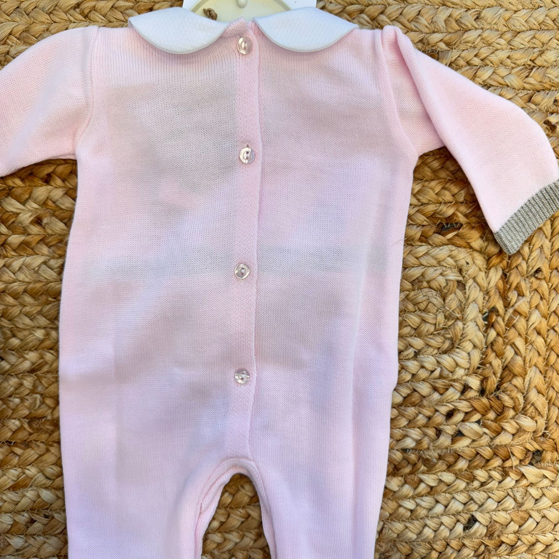 Retro della tutina rosa neonata in misto lana con bottoncini.