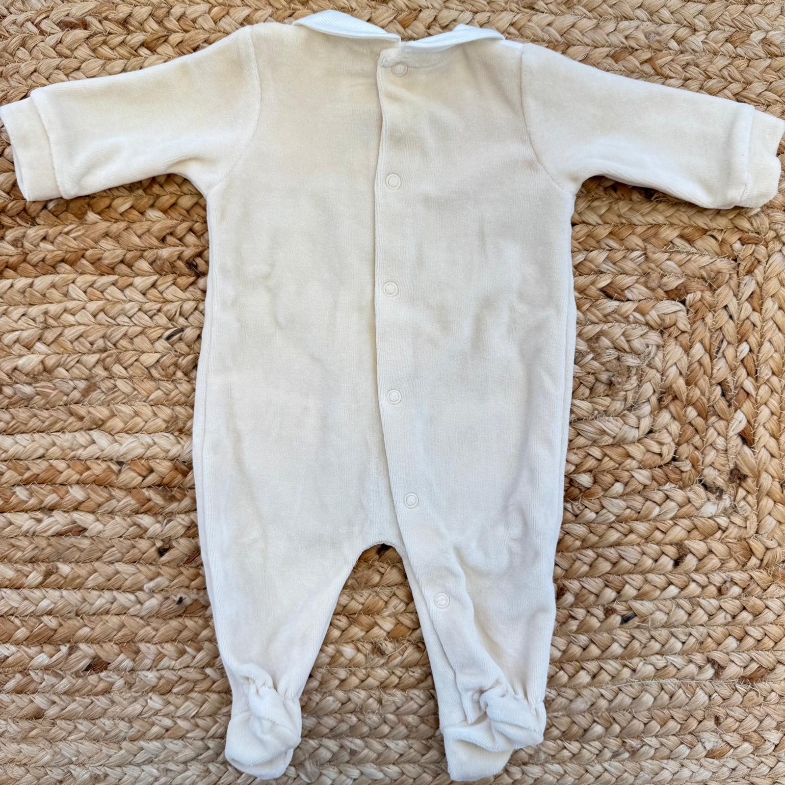 Retro tutina neonata in ciniglia panna con apertura a bottoncini a pressione.