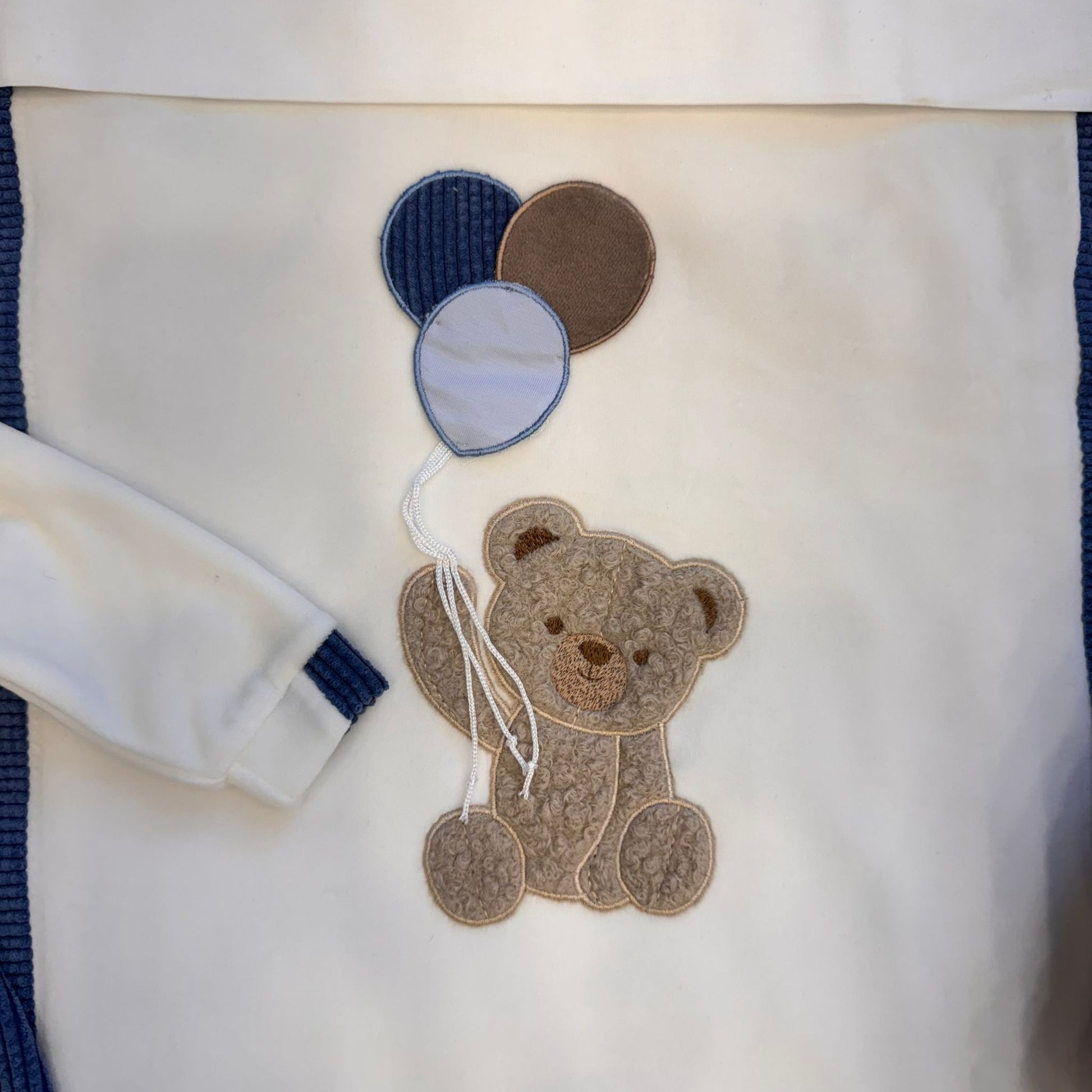 Ricamo orsetto con palloncini su coperta neonato