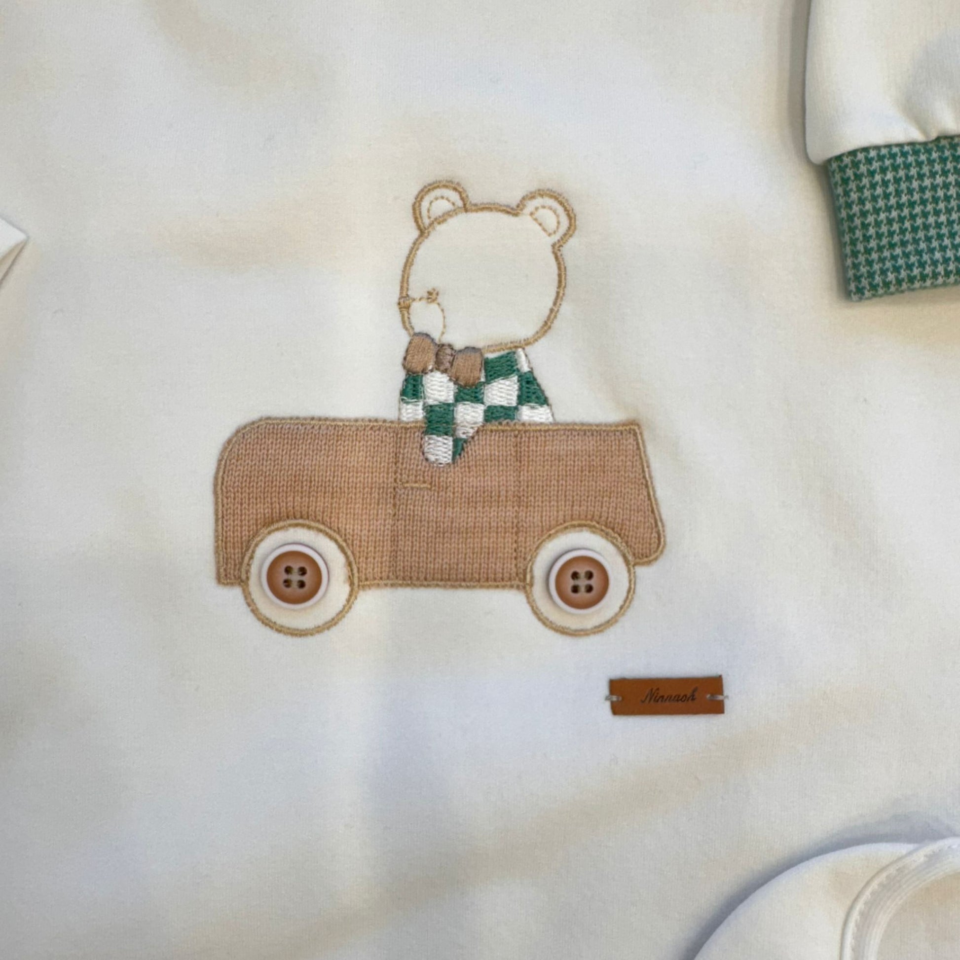 Ricamo su coperta neonato con orsetto alla guida

