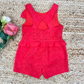 Retro del romper rosso in cotone sangallo con apertura a cuore e dettaglio bottone, elegante e fresco per bambine